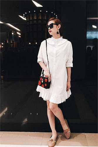 Cũng trên đường phố Bangkok, cô nàng diện váy suông dáng sơ mi trẻ trung, mix túi hộp Dolce & Gabbana hơn 80 triệu đồng và giày đính đá cùng thương hiệu