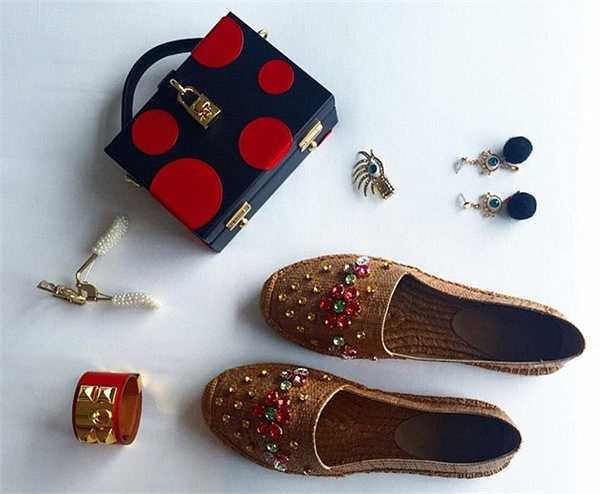 Tất cả những phụ kiện của set đồ trên được stylist của nữ ca sĩ chụp lại, trong đó còn có một món hàng hiệu nổi bật khác là vòng tay Hermes gắn kim loại cá tính.