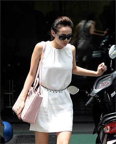 Túi Lady Dior hồng phấn được nhiều quý cô yêu thích, và 'Bé Heo' cũng không phải ngoại lệ. Giá của size lớn dao động từ 80 đến 100 triệu đồng.