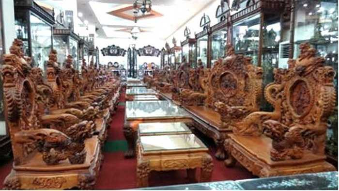 Trong đại bản doanh của công ty, Minh 'Sâm' sở hữu bốn bộ bàn ghế gỗ Huỳnh đàn đỏ (sưa đỏ) có giá lên tới 5 triệu USD/bộ, quy đổi ra là hơn 100 tỉ đồng. Ngoài ra, Minh sâm sở hữu bộ sập gụ, tủ chè, bộ hoành phi, câu đối cổ thuộc hàng độc nhất vô nhị, hàng trăm năm tuổi.