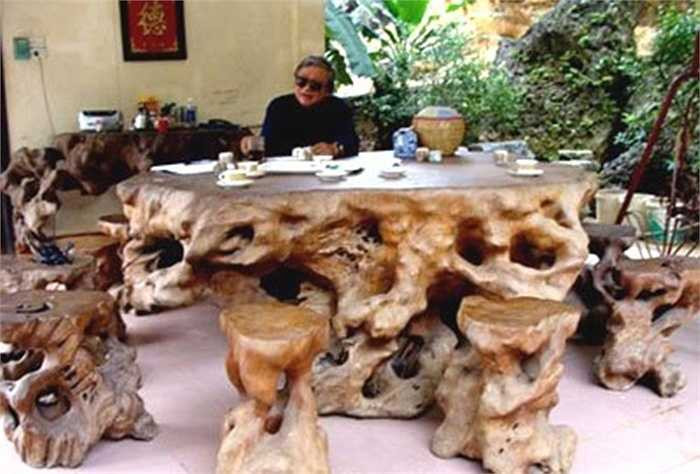 Nhiều người từng choáng váng khi đại gia Đức 'gấu' (Lương Sơn- Hòa Bình) 'bứng' được gốc gỗ hương cổ thụ thuộc hàng xưa nay hiếm có, hàng ngàn năm tuổi ở nơi hiểm trở nhất của đại ngàn Tây Bắc.