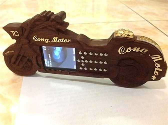 Đại gia Công mô tô từng được nhiều người biết đến với thú chơi mô tô 'khủng'. Ngoài ra, đại gia Sài Thành đã kỳ công trong sáu tháng để chế tác chiếc điện thoại làm bằng gỗ sưa trị giá 200 triệu đồng.