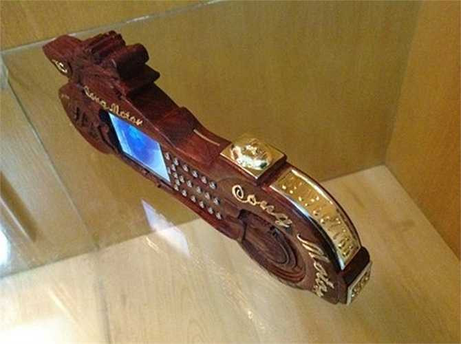 Chiếc điện thoại mang dáng dấp chiếc motor Honda Valkyrie Run - mẫu xe mà chủ nhân yêu thích. Toàn bộ phần thân máy được làm bằng gỗ sưa. Bên trong thân gỗ là chiếc điện thoại Nokia để không quá mất nhiều diện tích của các chi tiết khác. Các chi tiết trang trí trên máy đều bằng vàng.