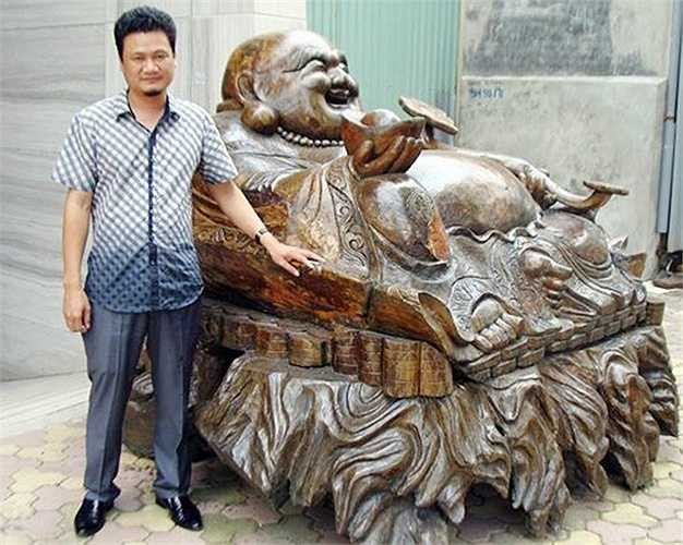 Pho tượng Phật Di Lặc bằng gỗ cao 1,5 mét, rộng 2,4 mét, nặng tới năm tấn của đại gia Hà Thành Trần Đức Thuấn được coi là một trong những pho tượng gỗ 'khủng' ở Việt Nam.