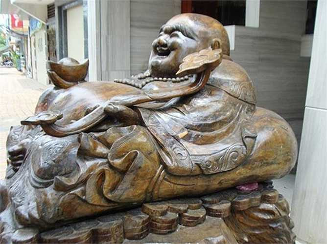 Cần tới sáu người thợ lành nghề và hai năm chế tác để hoàn thành bức tượng gỗ này. Ông Thuấn từng chia sẻ dù có trả giá bạc tỷ cũng không bán pho tượng.