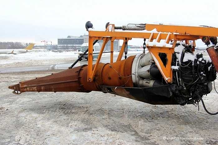 Tuy nhiên, dùng động cơ phản lực để quét tuyết là rất tốn kém.