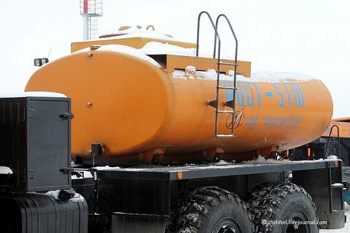 Mỗi giờ hoạt động, cỗ máy quét tuyết này tiêu thụ 1.700 lít nhiên liệu máy bay. Sức chứa của bồn xăng phía sau là 8.000 lít, đủ dùng cho khoảng 4h liên tục.