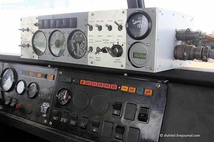 Bảng điều khiển phía trong xe cũng khá phức tạp, chủ yếu là để điều khiển động cơ phản lực.