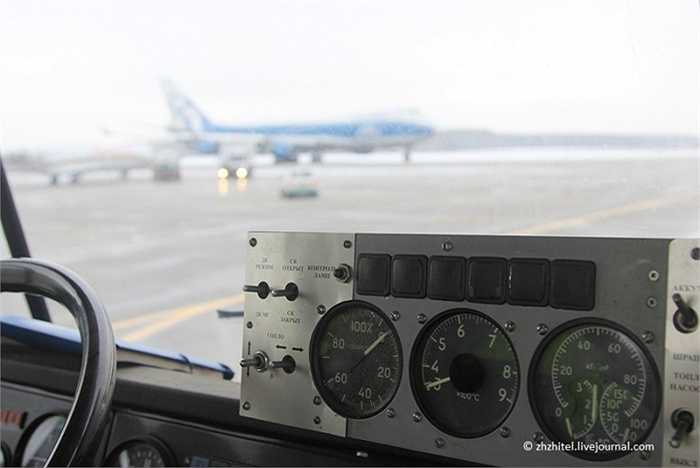 Đồng hồ điều khiển động cơ phản lực.