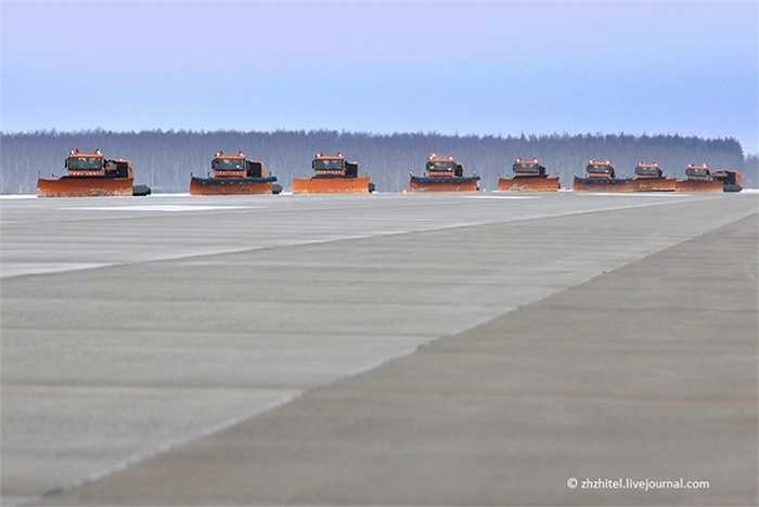 Dàn xe quét tuyết làm sạch đường băng sân bay chỉ trong một lượt chạy qua (Trần Thái)