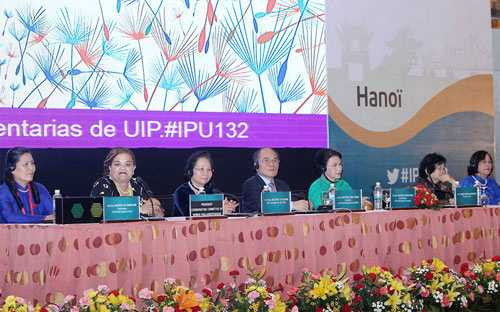Chủ tịch Quốc hội Nguyễn Sinh Hùng, Phó Chủ tịch nước Nguyễn Thị Doan, Phó Chủ tịch Quốc hội Nguyễn Thị Kim Ngân tại hội nghị (Ảnh: IPU 132)