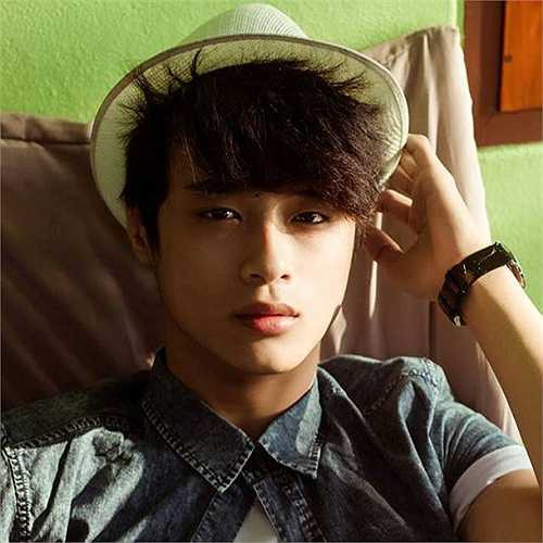 Kang tâm sự: 'Mình đang được công ty đào tạo một cách bài bản và được học những thứ cần thiết để có thể trưởng thành hơn trong cách diễn. Trong tương lai, mình sẽ tiếp tục tham gia những dự án phim của chị Luk Vân, các bạn hãy đón chờ và ủng hộ những vai diễn của mình nhé'.