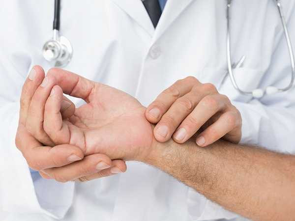 8. Lưu thông kém: Ngồi trong thời gian dài làm cho máu lưu thông chậm chạp qua cơ thể, dẫn đến bệnh về huyết áp và bệnh tim.