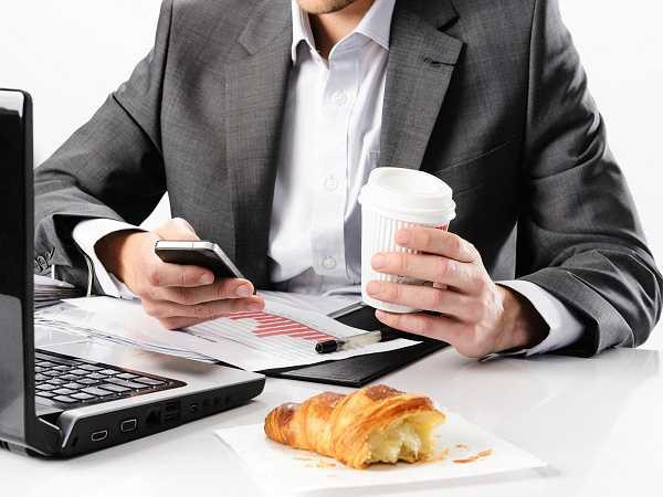 9. Béo phì: Tiêu hao năng lượng thấp trong một khoảng thời gian dài có thể làm cho bạn tăng trọng lượng và đặc biệt nghiêm trọng hơn khi bạn không cẩn trọng trong thói quen ăn uống.