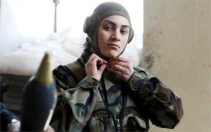 Một nữ quân nhân đeo khăn trùm đầu của tiểu đoàn “Female Commando Battalion”, thuộc quân đội Syria trong khu vực Jobar, thủ đô Damascus.