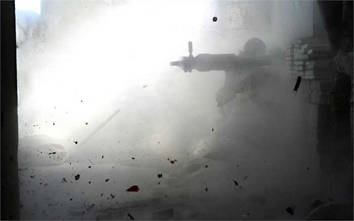 Bắn từ cự ly gần.