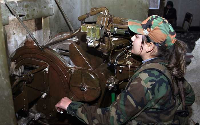 Sử dụng vũ khí thành thạo không kém gì những đấng nam nhi.