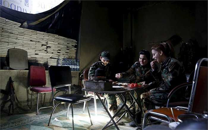 Các nữ chiến binh vui đùa trong giờ giải lao.