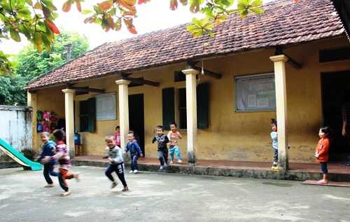 trong khi đó các em nhỏ phải theo học tại khu trường học cũ chật chội, ẩm thấp.