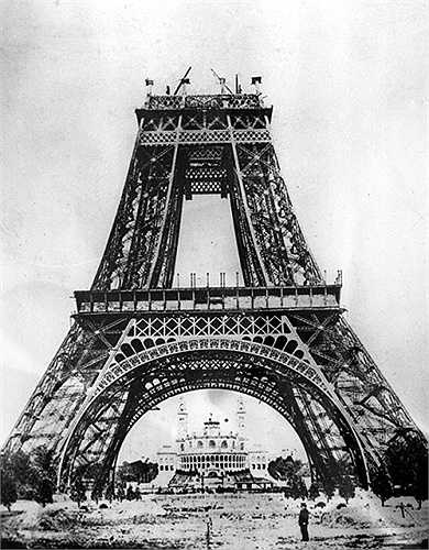 Tháp do kỹ sư Alexander Gustave Eiffel thiết kế, mừng 100 năm cách mạng Pháp và thể hiện sức mạnh của công nghiệp Pháp