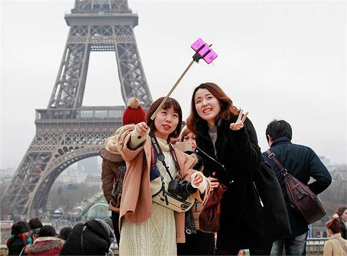 Theo kế hoạch ban đầu, tháp chỉ được tồn tại trong 20 năm, tuy nhiên những người quản lý tháp đã thuyết phục được chính quyền để Eiffel tồn tại
