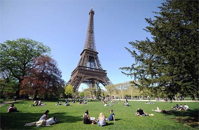 Cứ 7 năm một lần, người ta dùng đến 60 tấn sơn để bảo dưỡng cho tháp Eiffel