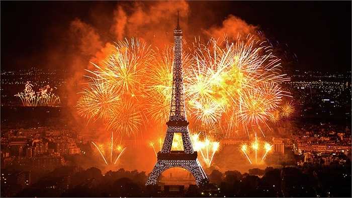 Năm 1944, khi Adolf Hitler đến Paris, hắn ra lệnh cho tướng Dietrich von Choltitz phá hủy tháp Eiffel nhưng vị tướng này bất tuân thượng lệnh