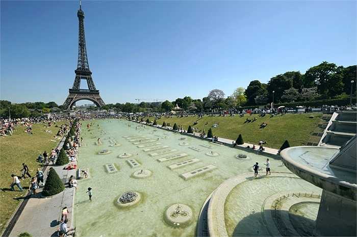 6-7cm là khoảng cánh tháp Eiffel bị giao động trong gió lớn