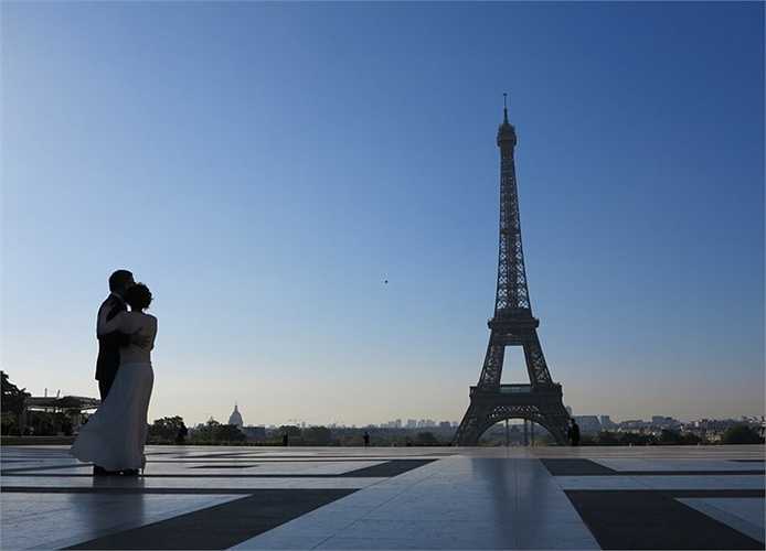 250 triệu là số lượng du khách đã đến thăm tháp Eiffel trong những năm vừa qua