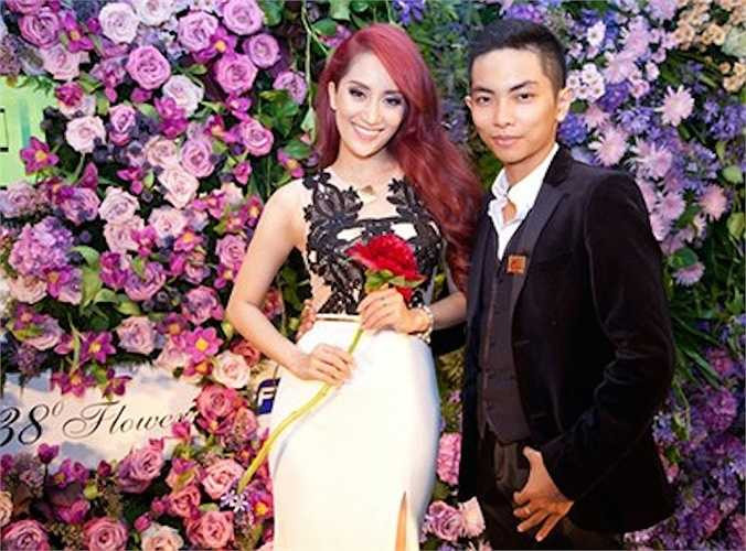 Dù kém Khánh Thi 12 tuổi song Phan Hiển là người đàn ông rất chững chạc và bản lĩnh. Anh sẵn sàng lên tiếng ủng hộ và bảo vệ Khánh Thi khi bị một vài người chĩa mũi nhọn về việc mang bầu. 