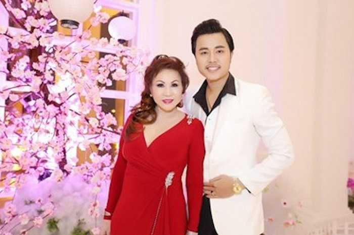 Từ khi công khai chuyện tình với bồ già tỷ phú, Vũ Hoàng Việt được biết tới nhiều hơn so với thời làm người mẫu. 