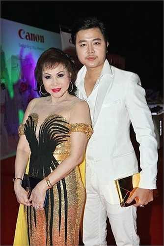 Yêu bồ già U60 đáng tuổi mẹ mình, Vũ Hoàng Việt ban đầu chịu khá nhiều sức ép dư luận. Tuy nhiên, vài năm trở lại đây, công chúng đã có cái nhìn thiện cảm hơn với cặp đôi. 