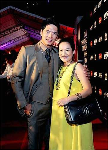 Không chỉ hơn tuổi mà ngoại hình có phần 'khá sồ sề' của Anh Thơ khiến Bình Minh bị nghi ngờ 'cưới vợ vì tiền'. 