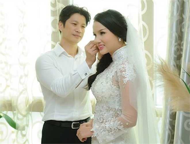 Dustin Nguyễn và Bebe Phạm vừa có một hôn lễ đẹp như mơ sau bốn năm chung sống và có một cô con gái hơn 2 tuổi. 