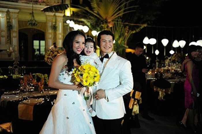 Dù chênh nhau 21 tuổi song Dustin Nguyễn và Bebe Phạm được nhận xét và rất đẹp đôi. 