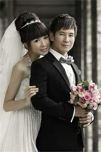 Dù hơn Minh Hà 17 tuổi song chàng ca sỹ Trọn đời bên em vẫn quyết cưới cô vợ hotgirl xinh đẹp vào năm 2010. 