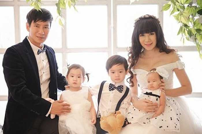 Dù đã sinh con thứ ba nhưng trông cô vẫn rất thon gọn, trẻ trung và rạng rỡ. 