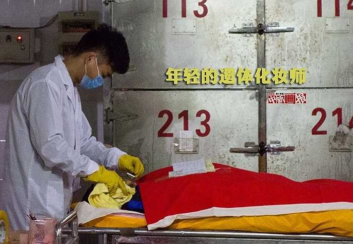 Có một công việc âm thầm khiến nhiều người ngạc nhiên là trang điểm tử thi. Hình ảnh chụp nhân viên trang điểm tử thi ở nhà quàn tại Liễu Châu (Quảng Tây, Trung Quốc)