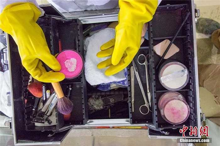 Bộ dụng cụ hành nghề của những người làm nghề trang điểm tử thi