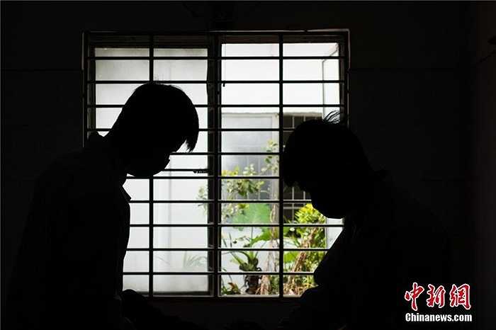 Những người làm việc này âm thầm, lặng lẽ. Có người đã gắn bó hàng chục năm, nhưng cũng có những thanh niên 8x-9x cũng bắt đầu công việc đặc biệt này