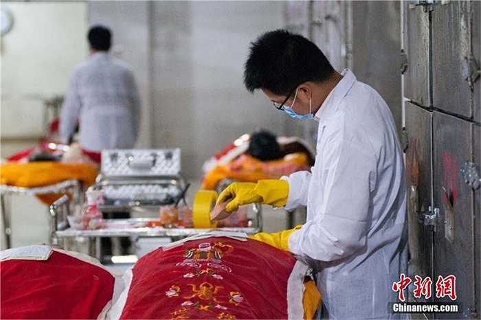 Công việc của họ là làm cho gương mặt người đã qua đời hồng hào, sáng sủa tạo dung nhan thanh thản hơn bằng cách đánh phấn, kẻ lông mày, kẻ mắt