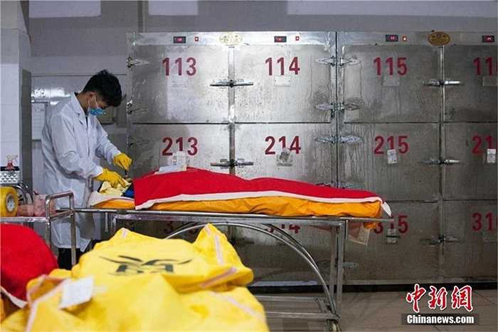 Công việc của họ giúp người đã qua đời có dung nhan hồng hào khi nằm trong quan tài giúp người thân cảm thấy yên lòng