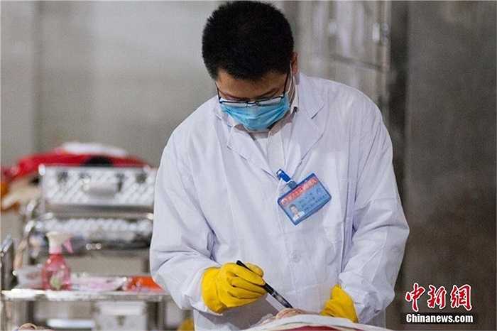 Công việc này đòi hỏi sự tỉ mỉ, cẩn thận.