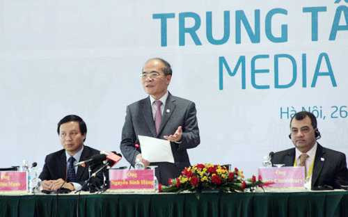 Chủ tịch Quốc hội Nguyễn Sinh Hùng điều hành phiên họp báo chiều 1/4