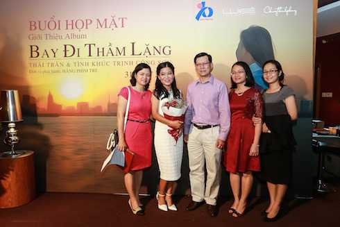 Gia đình và rất nhiều bạn bè đã đến ủng hộ cho Thái Trân.