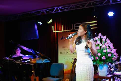 Thái Trân thể hiện một số ca khúc trong album.