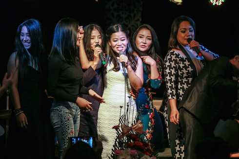 Nhiều bạn bè là ca sỹ đến chung vui khiến Thái Trân rất hạnh phúc và xúc động.