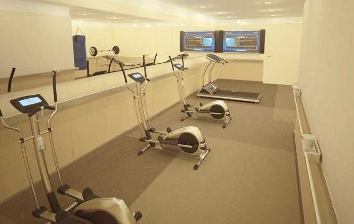 Đặc biệt là phòng tập gym rộng rãi với một tấm gương lớn và màn hình TV trên tường, thậm chí có cả túi cho người tập môn boxing.