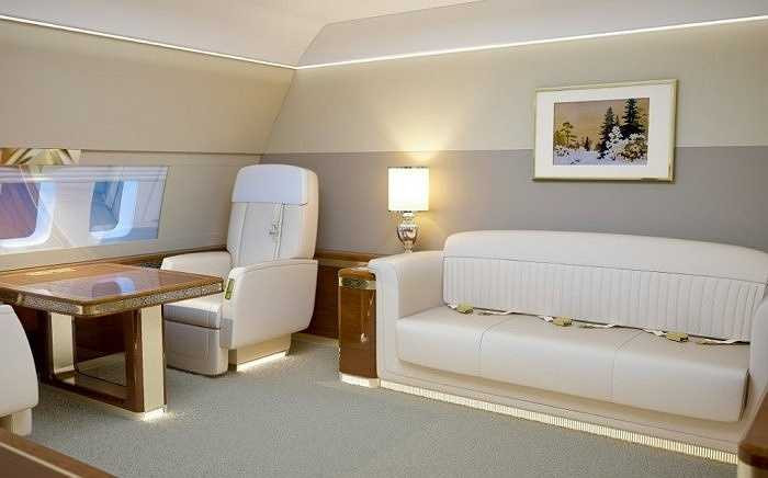 Phòng làm việc của ngài tổng thống cũng rộng rãi, chỉ kém phòng họp lớn chút ít.