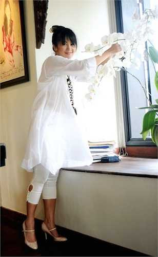 Là người yêu thiên nhiên nên không gian trong căn nhà của Hồng Nhung luôn tràn ngập ánh sáng, gió, cây và hoa lá. 